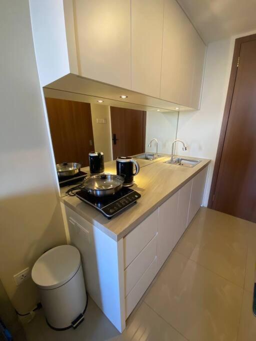Nagoya Thamrin Apartment High Floor With View ภายนอก รูปภาพ