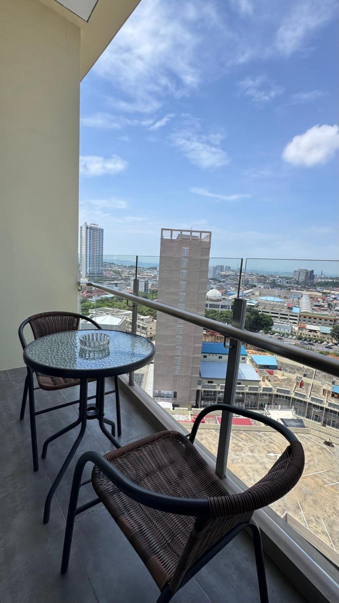 Nagoya Thamrin Apartment High Floor With View ภายนอก รูปภาพ